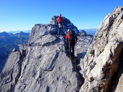 014-Im Klettersteig auf dem schmalen Gipfelgrat